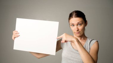 Beyaz boş tabela tutan kız