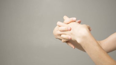 Parkinson hastalığı belirtileri. Parkinson hastası orta yaşlı kadınların titreme (titreme) ellerini kapat. Zihinsel sağlık ve nörolojik bozukluklar.