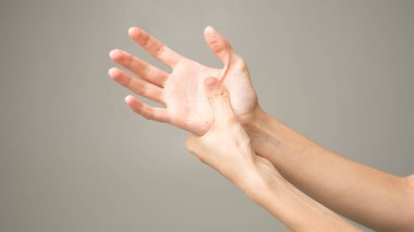 Parkinson hastalığı belirtileri. Parkinson hastası orta yaşlı kadınların titreme (titreme) ellerini kapat. Zihinsel sağlık ve nörolojik bozukluklar.