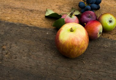 Ahşap arkaplanda küçük elmalar