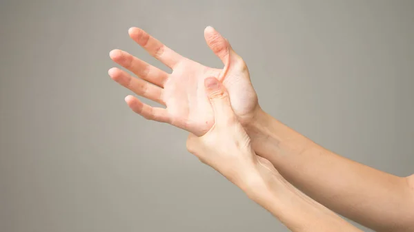 Parkinson hastalığı belirtileri. Parkinson hastası orta yaşlı kadınların titreme (titreme) ellerini kapat. Zihinsel sağlık ve nörolojik bozukluklar.