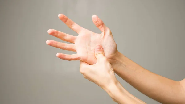 Parkinsons Sjukdomssymtom Närbild Tremor Skakningar Händerna Hos Medelålders Kvinnor Med — Stockfoto