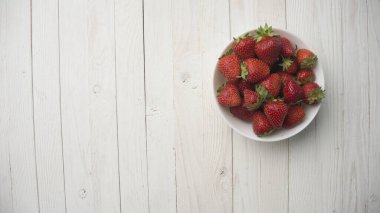 Ahşap arka planda çilek