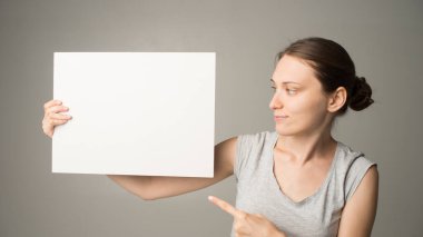 Beyaz boş tabela tutan kız