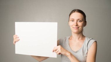 Beyaz boş tabela tutan kız