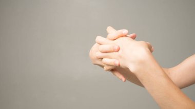 El masajı. Bileklerimde ağrı var.