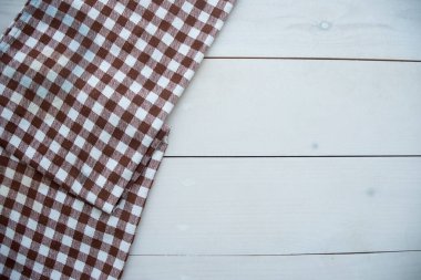 Masa örtüsü kaplı ahşap masa damalı.