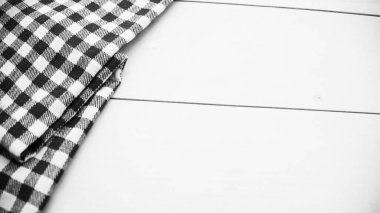 Masa örtüsü kaplı ahşap masa damalı.