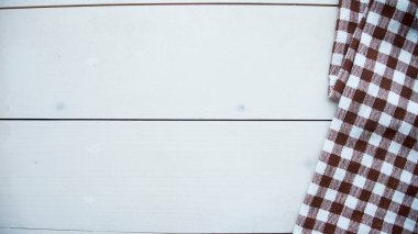 Masa örtüsü kaplı ahşap masa damalı.