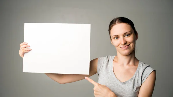 Chica Sosteniendo Blanco Signo Blanco — Foto de Stock