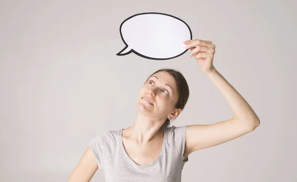 Mujer Joven Sosteniendo Una Burbuja Del Discurso —  Fotos de Stock