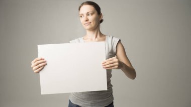 Beyaz boş tabela tutan kız