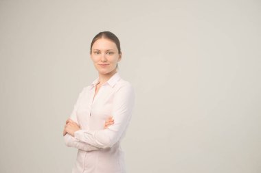 Beyaz bluzlu güzel bir kadın.