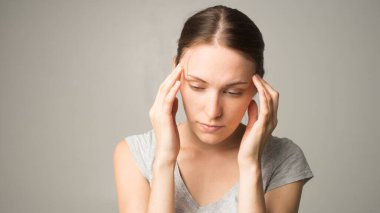 Genç ve güzel bir kadının başı ağrıyor.