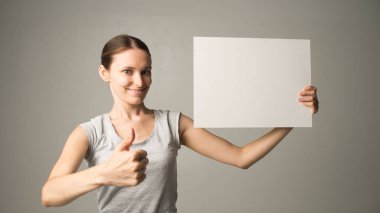 Beyaz boş tabela tutan kız