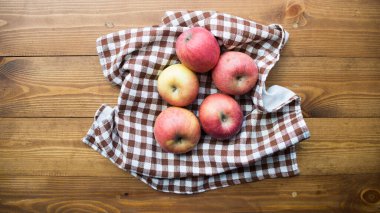 Tahta bir arka planda olgun elmalar