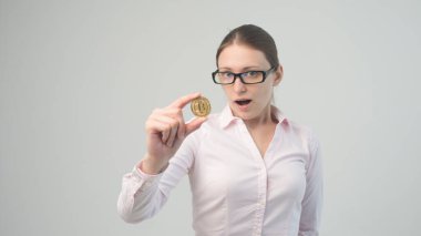 Altın Bitcoin güzel bir iş kızının elinde