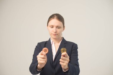 Altın Bitcoin güzel bir iş kızının elinde