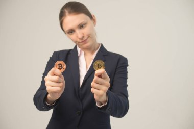 Altın Bitcoin güzel bir iş kızının elinde