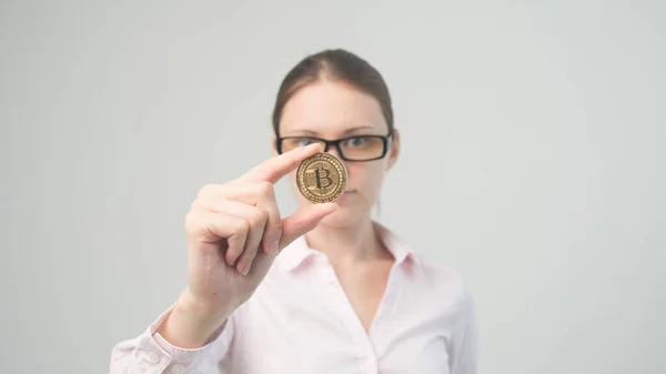 Gouden Bitcoin Hand Van Een Mooi Zakenmeisje — Stockfoto