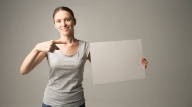 Elinde kağıt olan bir kadın.