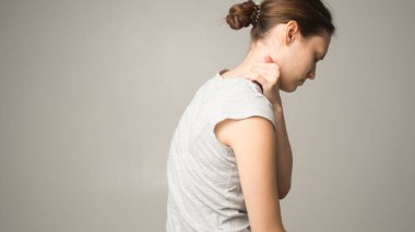 Yorgun kadın acı çekiyor, gergin kaslara masaj yapıyor.