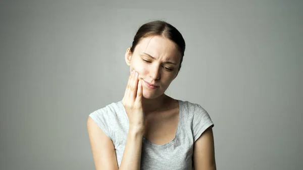 Trött Kvinna Känner Smärta Tänderna — Stockfoto