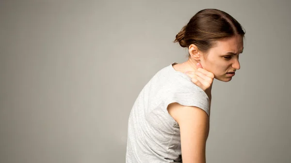 Moe Vrouw Die Pijn Voelt Gespannen Spieren Masseert — Stockfoto