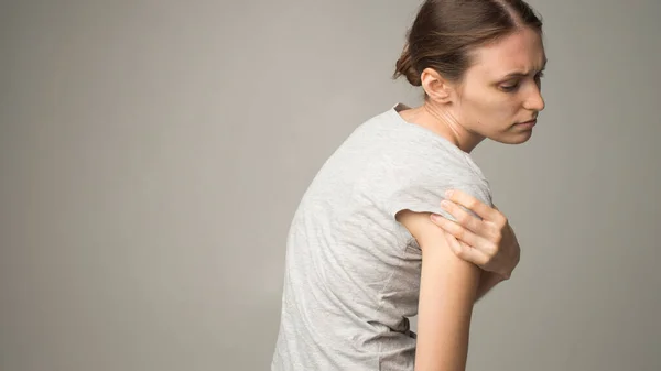 Femme Fatiguée Ressentir Douleur Masser Les Muscles Tendus — Photo