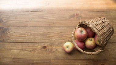 Tahta bir arka planda olgun elmalar