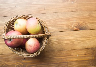 Tahta bir arka planda olgun elmalar