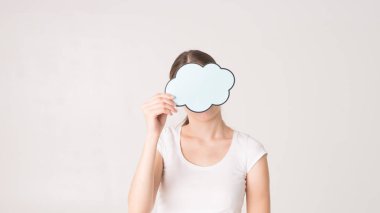 Tişörtlü mutlu kadın elinde boş konuşma balonu tutuyor.