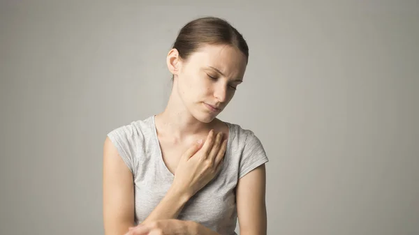 Mujer Cansada Sintiendo Dolor Cuello Masajeando Músculos Tensos — Foto de Stock