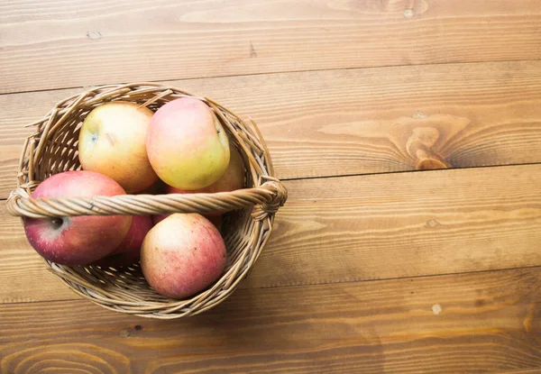 Reife Äpfel Auf Einem Hölzernen Hintergrund — Stockfoto