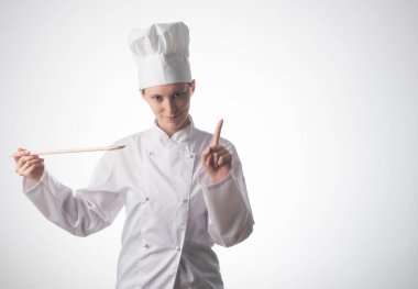 Kız aşçı yemek deniyor.