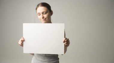 Beyaz boş tabela tutan kız