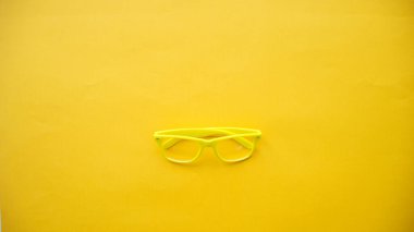 Sarı arka planda sarı gözlükler