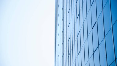 Şehir merkezinde modern bina, fütüristik mimari.