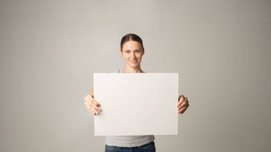 Elinde beyaz boş kağıt tutan kişi