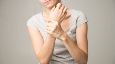 Parkinson hastalığı belirtileri. Parkinson hastası orta yaşlı kadınların titreme (titreme) ellerini kapat. Zihinsel sağlık ve nörolojik bozukluklar.