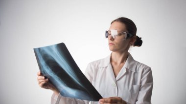 Doktor göğüs röntgeni çekiyor.