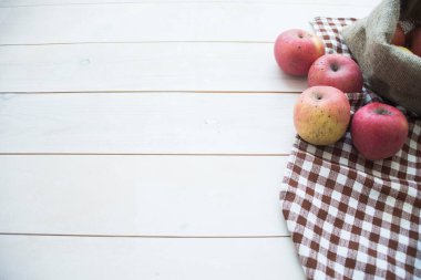 Tahta bir arka planda olgun elmalar