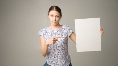 Elinde kağıt olan bir kadın.