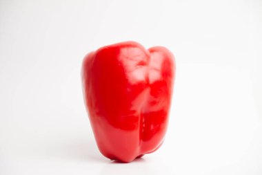 kırmızı biber beyaz arkaplanda izole edildi