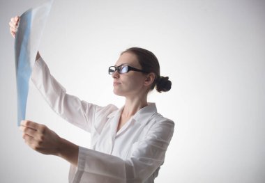 Doktor göğüs röntgeni çekiyor.