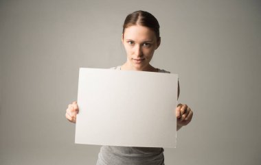 Elinde kağıt olan bir kadın.