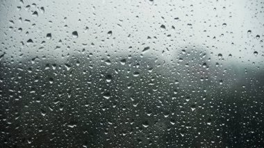 Pencereye su damlaları