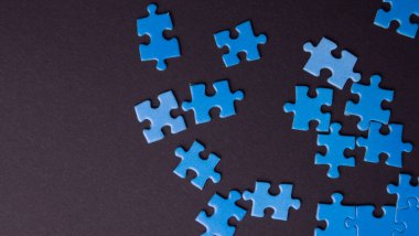 Renkli arkaplanda dağınık yapboz parçaları