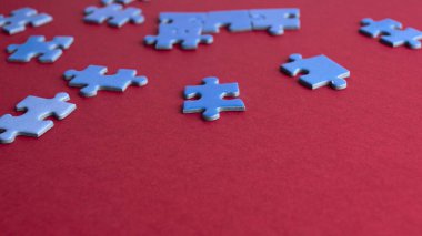 Renkli arkaplanda dağınık yapboz parçaları