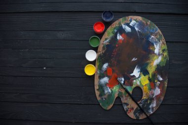 Boya ve fırçalı ahşap palet